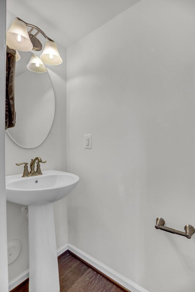 Building Photo - Stunning Townhome with Water Views!