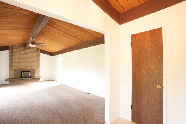 Building Photo - Charming 3-Bedroom Country House