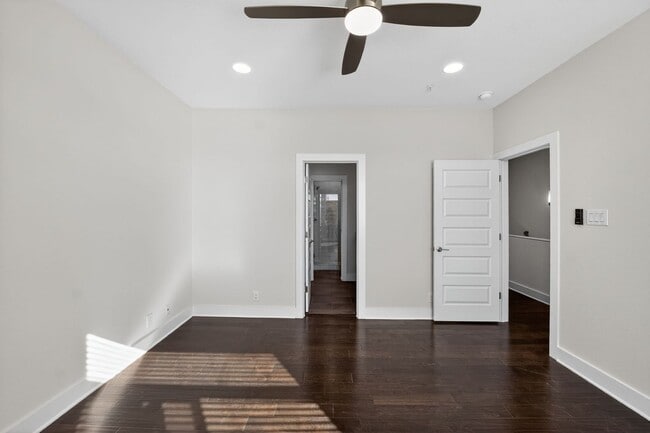 Building Photo - 4 Week Free Move-In Incentive!! Modern Luxury Townhome in Gated Community – Rooftop Balcony & Pre...