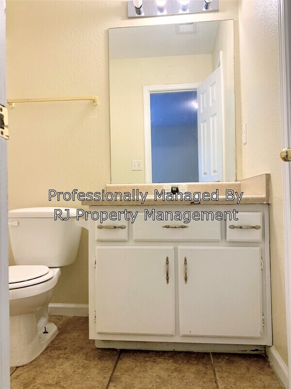 Building Photo - 4847 Royal Run Dr