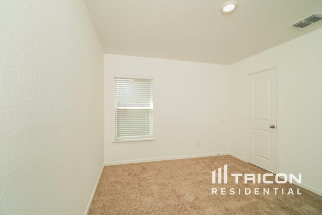 Building Photo - 3967 Trail de Paris