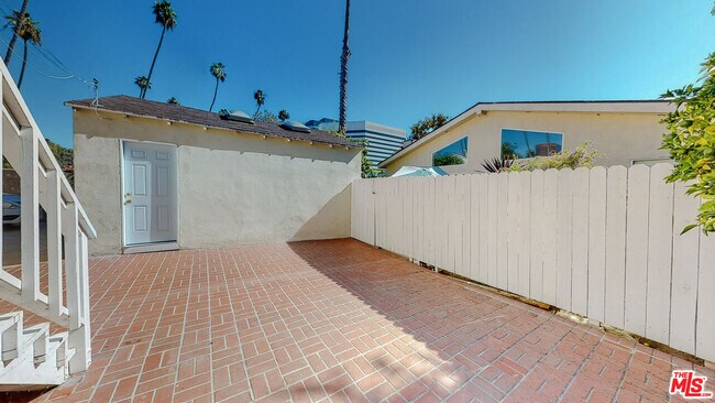 Building Photo - 1107 S Bundy Dr