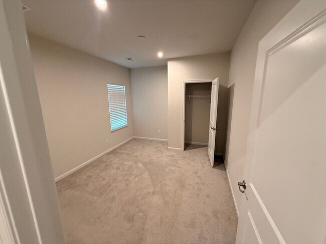 Building Photo - Like New home in Monroe
