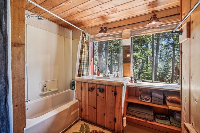 Building Photo - Carnelian Bay 3 Bedroom Ski Lease