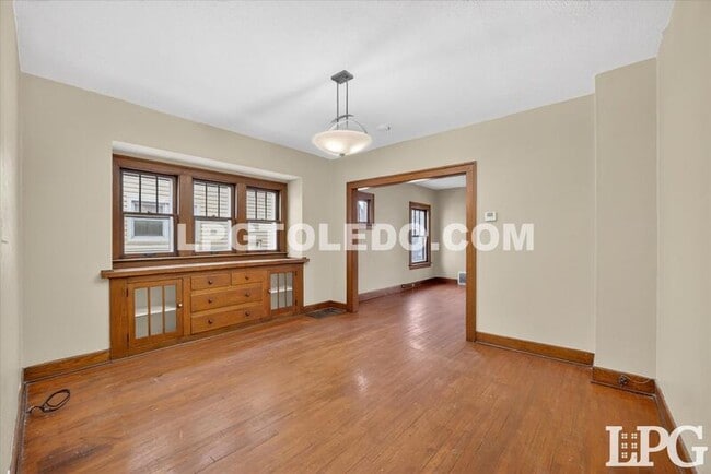 Building Photo - 4136 N Lockwood Ave