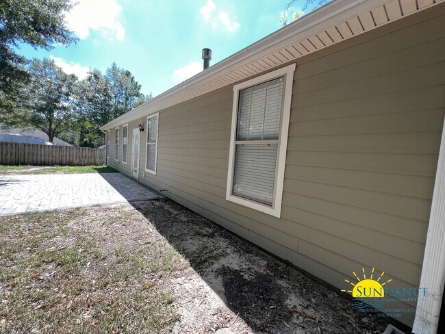 Building Photo - Walsh Glen Estates Crestview Home, call to...