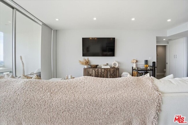 Building Photo - 2222 Ave of the Stars