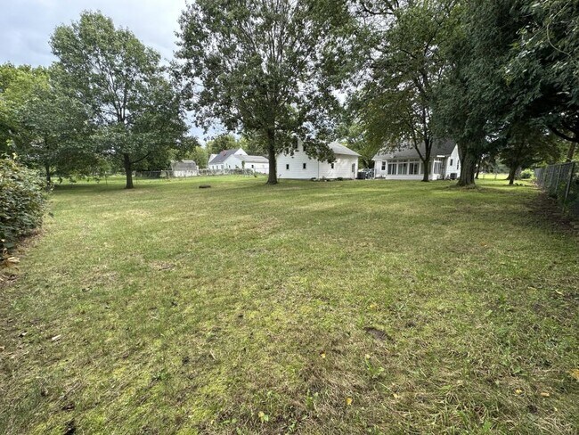 Building Photo - 809 Zollinger Rd