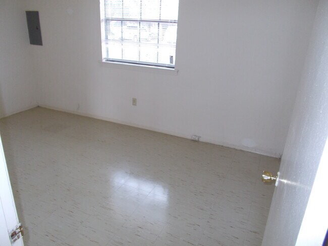 Building Photo - 109 Upsilon St