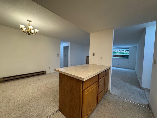 Building Photo - Cozy 2 Bed 1 Bath Condo, Wensley Court Factoria Bellevue