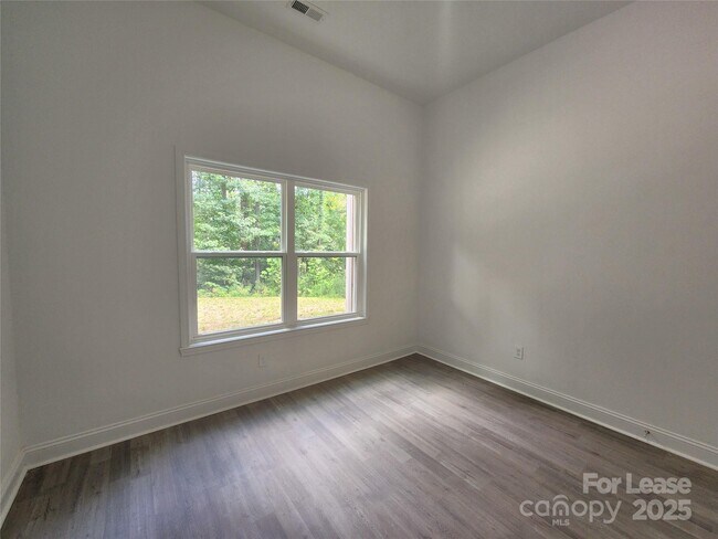 Building Photo - 869 Kathryn Dr SE