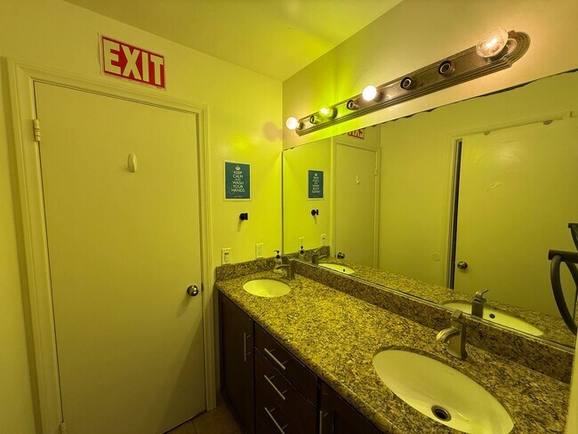 Building Photo - Large 5 Bed 3 Bath Home on East Falls - Popular Street Close to Campus!!!