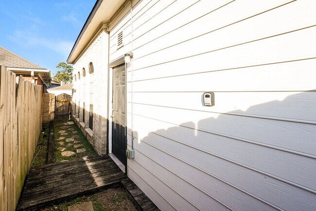 Building Photo - 20003 Atasca Villas Dr