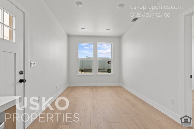 Building Photo - Charming 1-Bed Studio in Convenient  Sacramento Location - Modern Living!