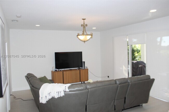 Building Photo - 2568 Jardin Dr