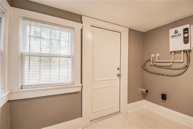 Building Photo - "Charming 3-Bed, 2-Bath Gem in Tampa's Heart - 1244 Sq Ft of Comfort Awaits!"