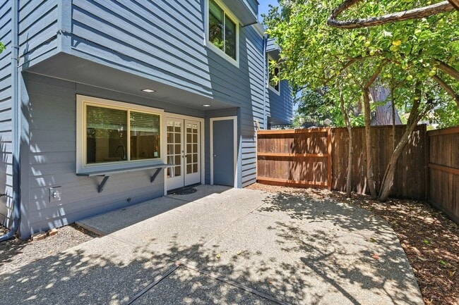 Building Photo - Luxury  2 bedroom Townhome in Great Location
