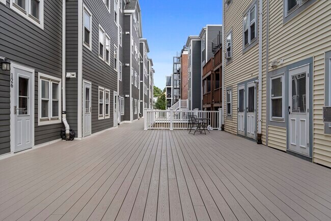 Building Photo - 126 Tudor St