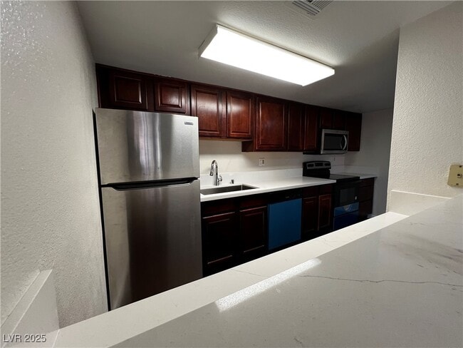 Building Photo - 5021 River Glen Dr