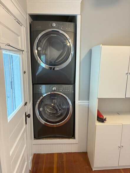 In unit washer and dryer - 27 Rose St