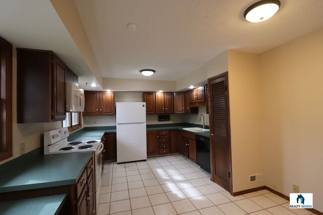 Building Photo - Amazing 2 bed Home!