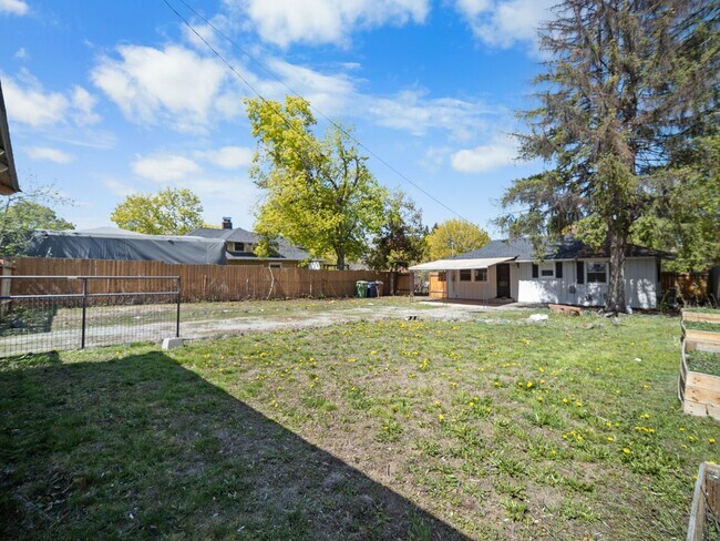 Building Photo - 203 W Cleveland Ave