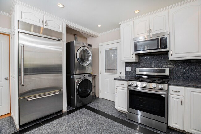 Building Photo - 10557 Helendale Ave