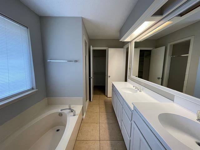 Building Photo - 6109 Kingswood Dr