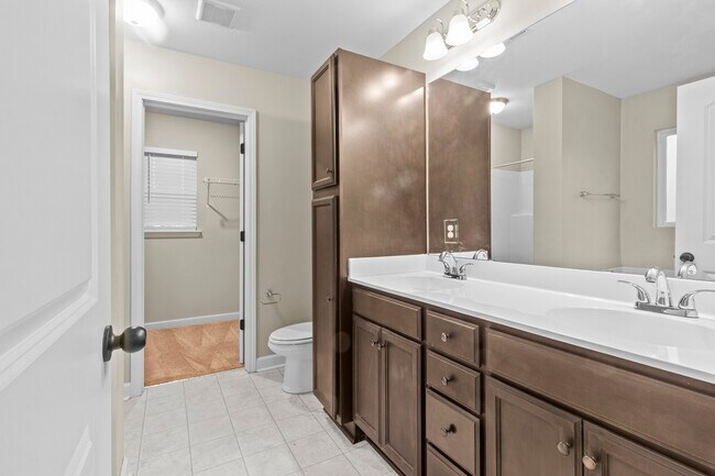 Building Photo - 405 Crestmont Ct