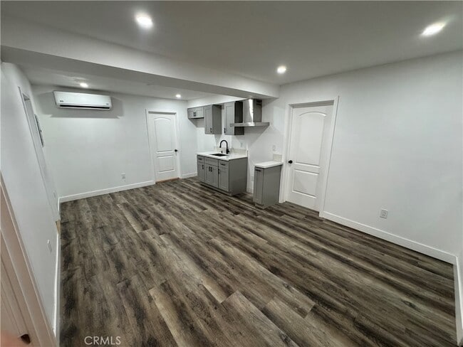 Building Photo - 2566 Broadway