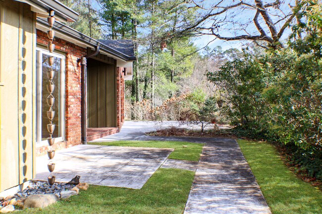 Building Photo - 21 Woodbury Rd