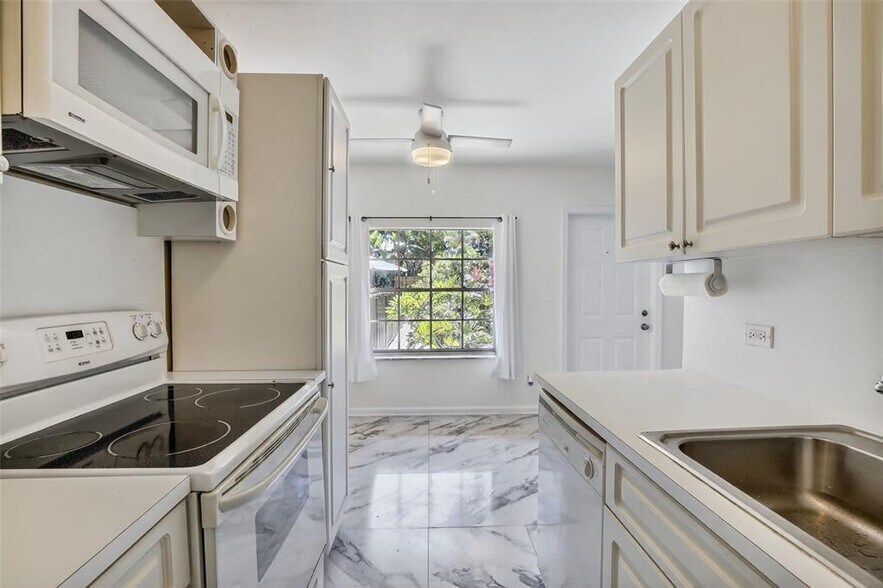 Building Photo - 1405 Miami Rd