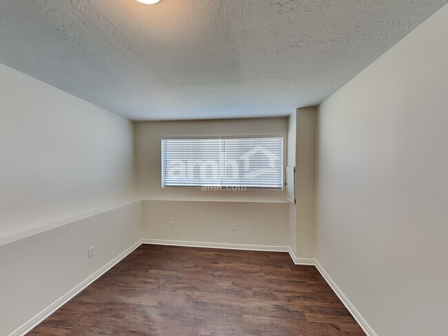 Building Photo - 949 580 E