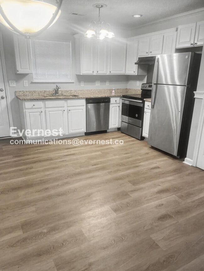 Building Photo - 3 Bed, 2 Bath Home with Off-Street Parking / Pet-Friendly / Vouchers Accepted / Available Now!