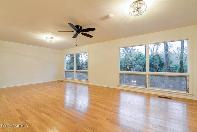 Building Photo - 1390 N Hills St