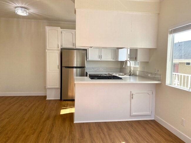 Building Photo - Upstairs 2BD Apartment Home! Great PB Location! Garage! AC!