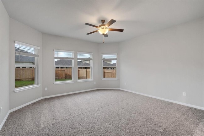 Building Photo - 528 Loriner Wy