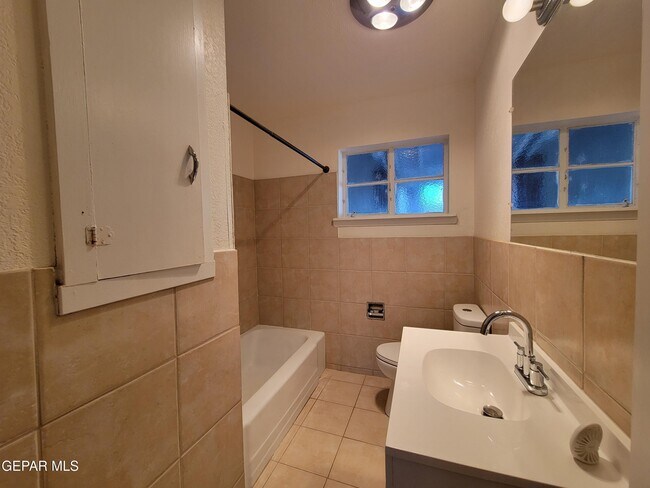 Building Photo - 9513 Fairfax St