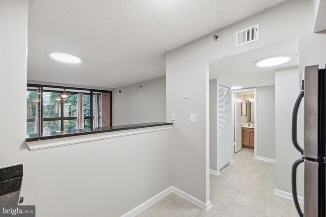 Building Photo - 1001 N Randolph St