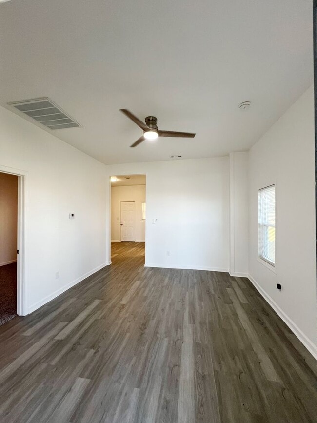 Building Photo - SEE IT NOW: Beautiful home in KCK!