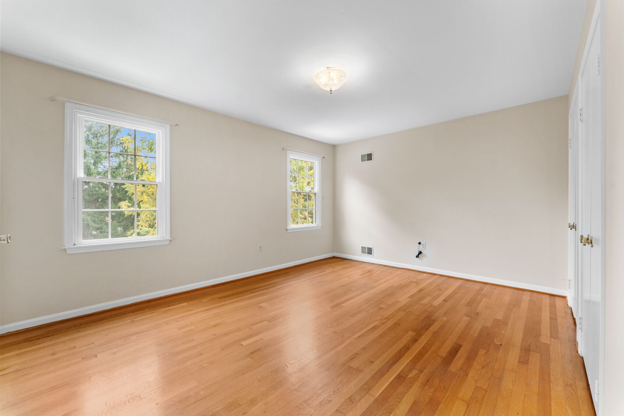 3rd BR connects to full Jack & Jill bathroom - 9 Snug Hill Ct