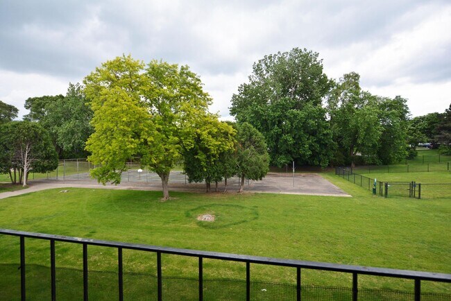 Building Photo - Spacious 3-Bed 1-Bath Condo For Rent in Ea...