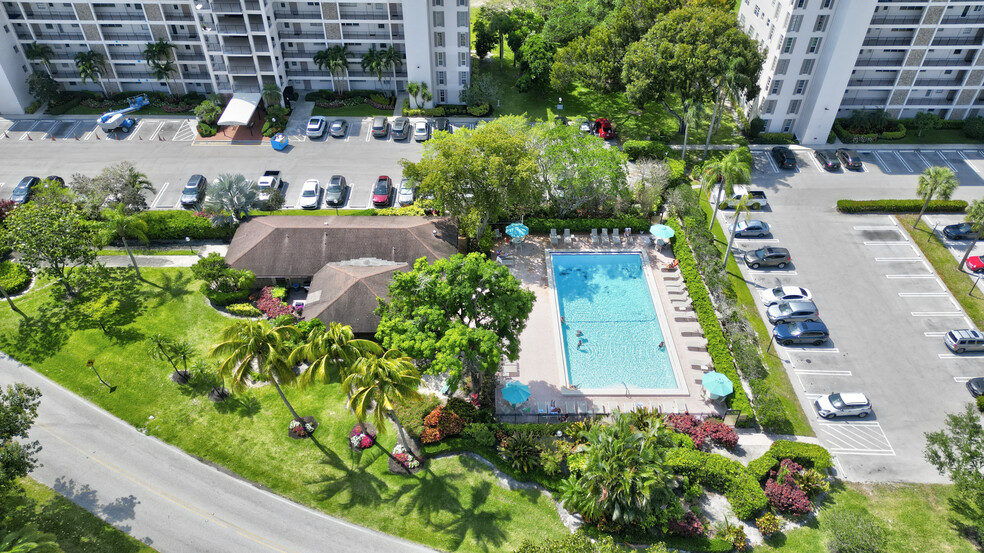 Building Photo - 3050 N Palm Aire Dr