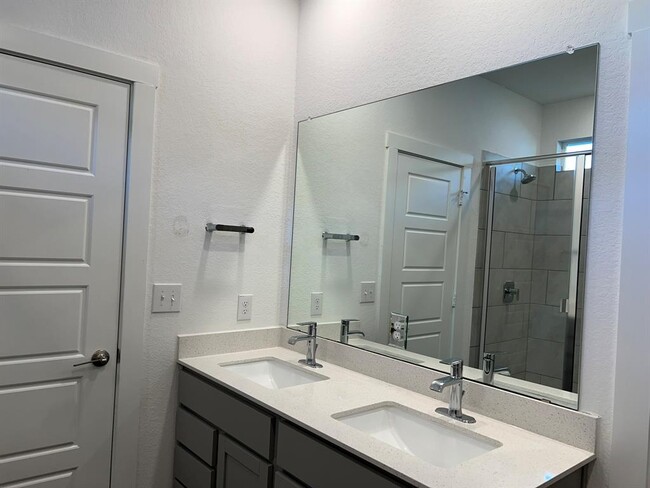 Building Photo - 14213 Cantarra Dr