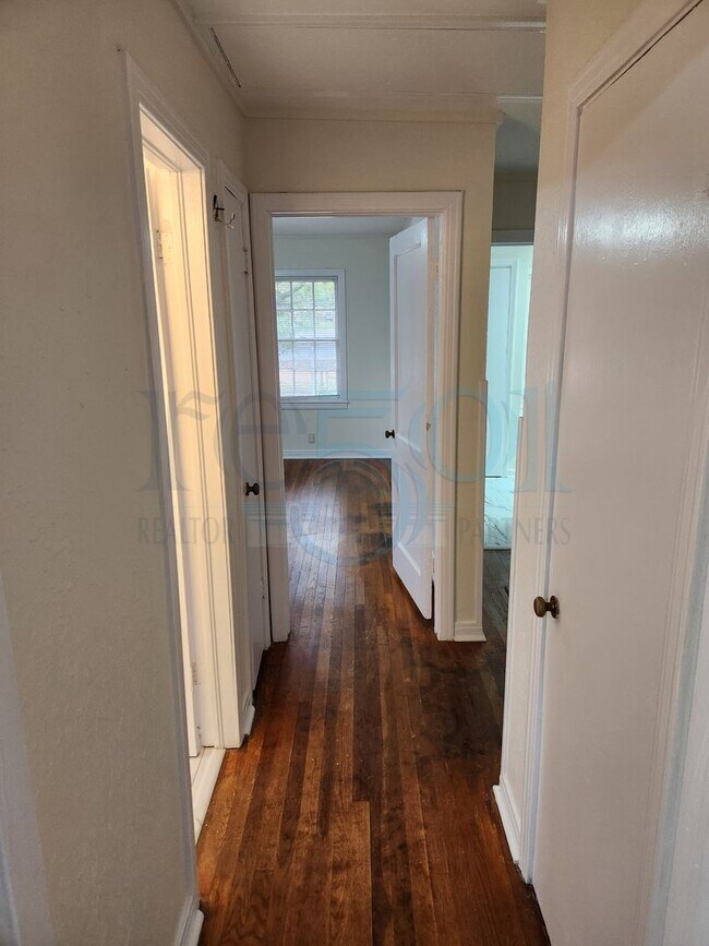 Building Photo - Elm, 200-202 N. Duplex