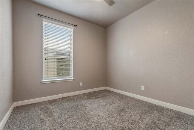 Building Photo - 642 Irvin Dr