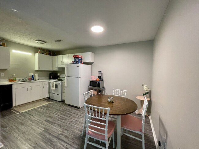 Building Photo - 2 Bedroom Condo Off Alumni!