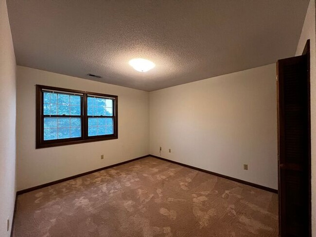 Building Photo - $1,950 | 4 Bedroom, 2.5 Bathroom Multi Flo...