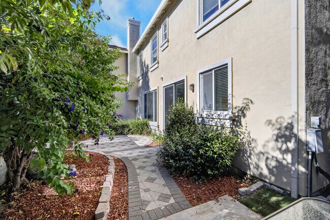 Building Photo - 5858 Hazelwood Cmn