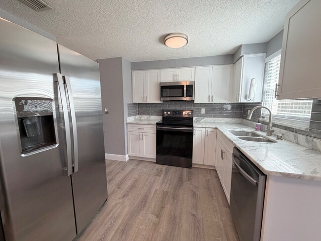 Building Photo - "Spacious 4-Bedroom Retreat with 2 Full Baths in Beautiful Seminole!"